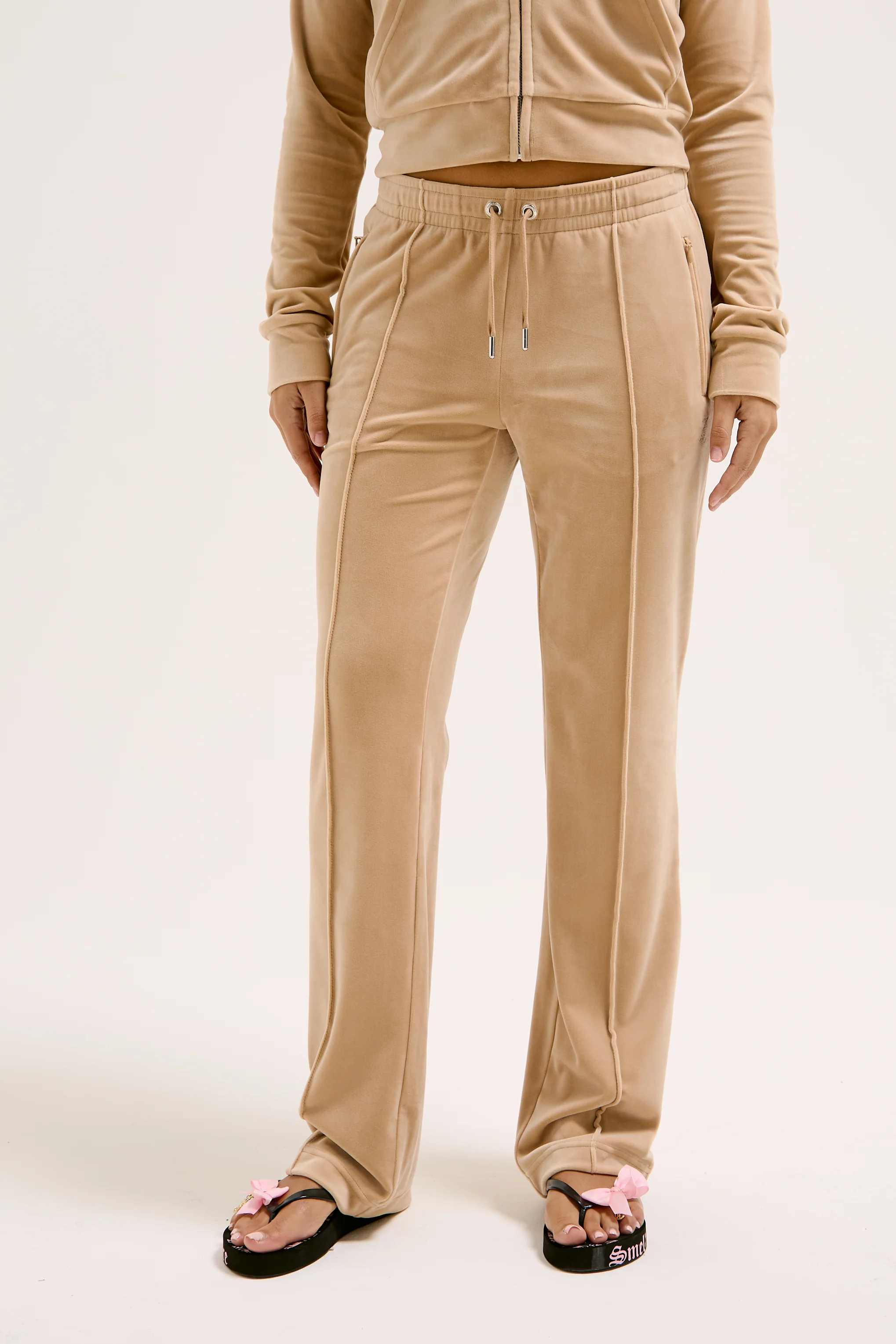 Pantaloni Tina Caramello dorato con maxi logo strass - Image 6