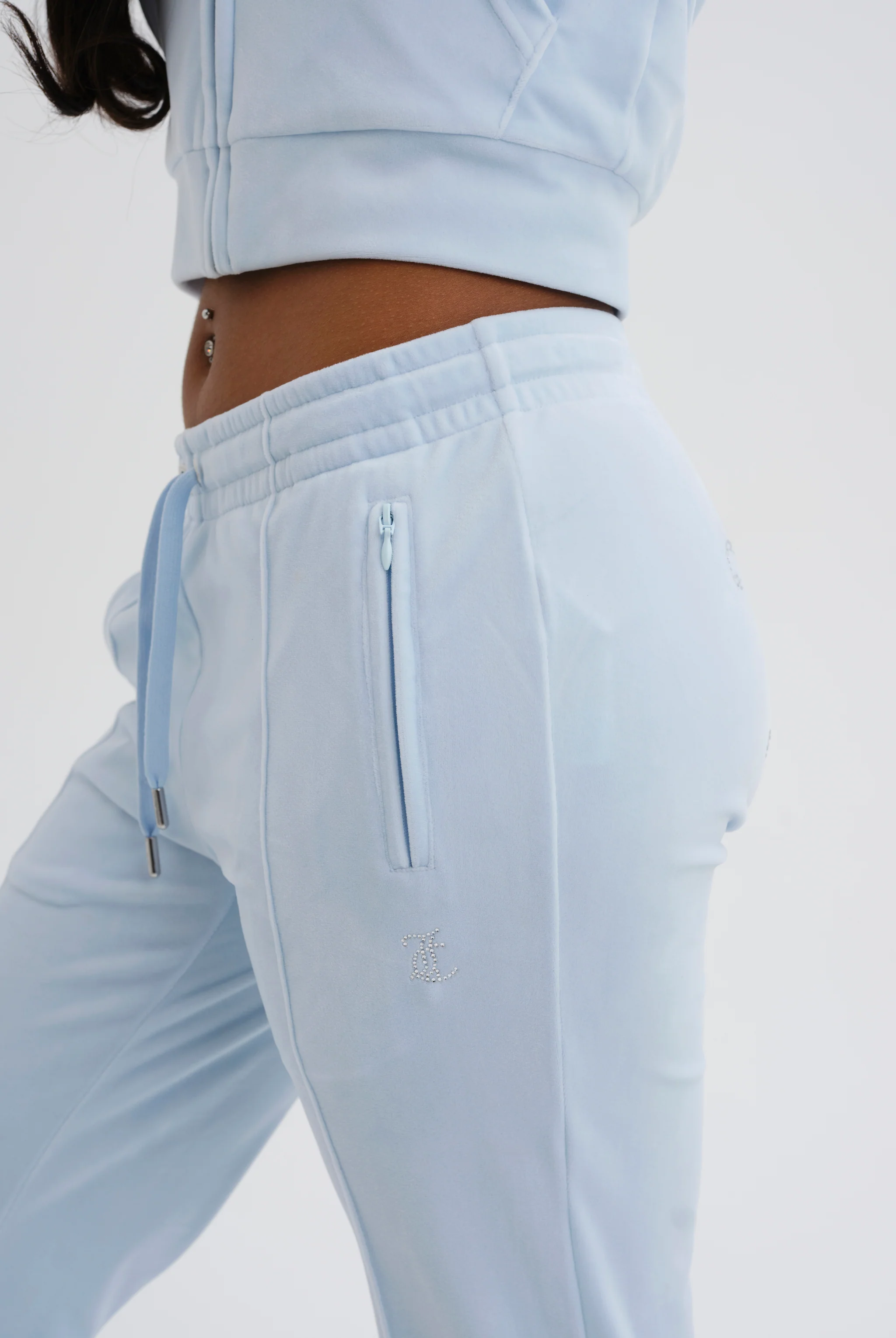 Pantaloni Tina Celeste con maxi logo strass - Image 3