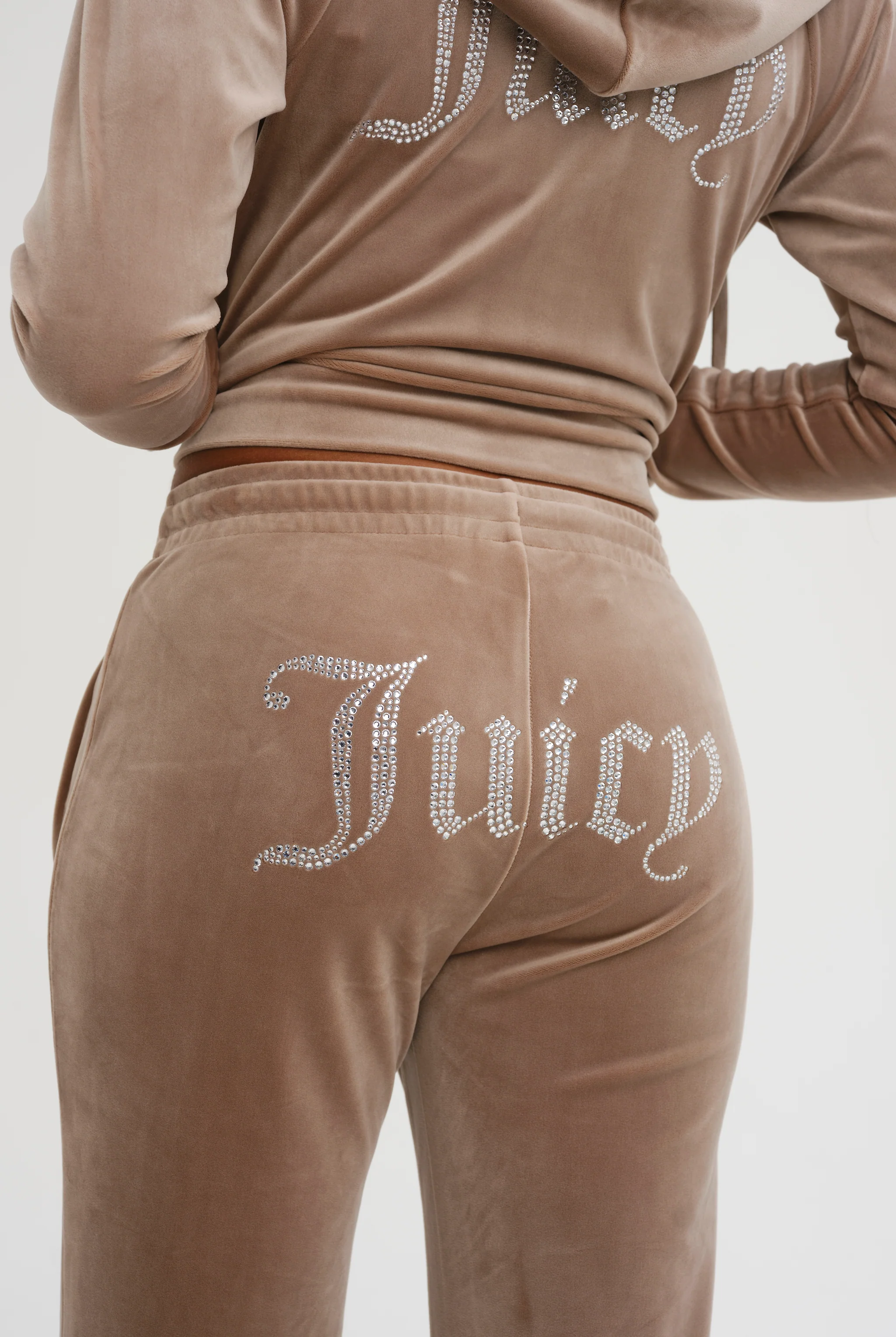 Pantaloni Tina Tortora chiaro con maxi logo strass - Image 4