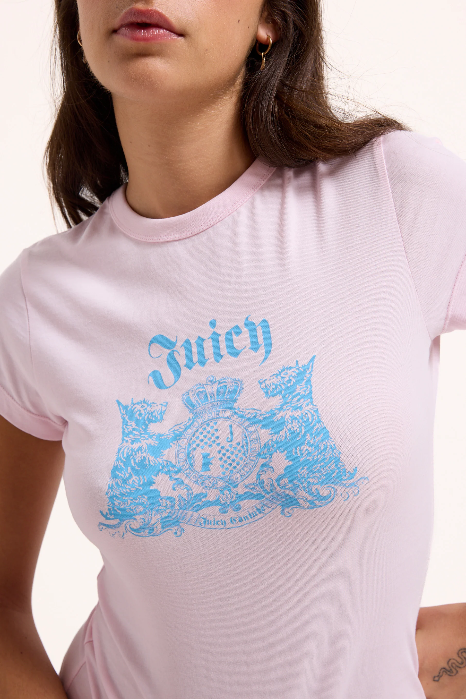 T-shirt Hilton Juicy Dog Crest lunga e aderente in jersey con logo stampato colore Rosa - Image 5