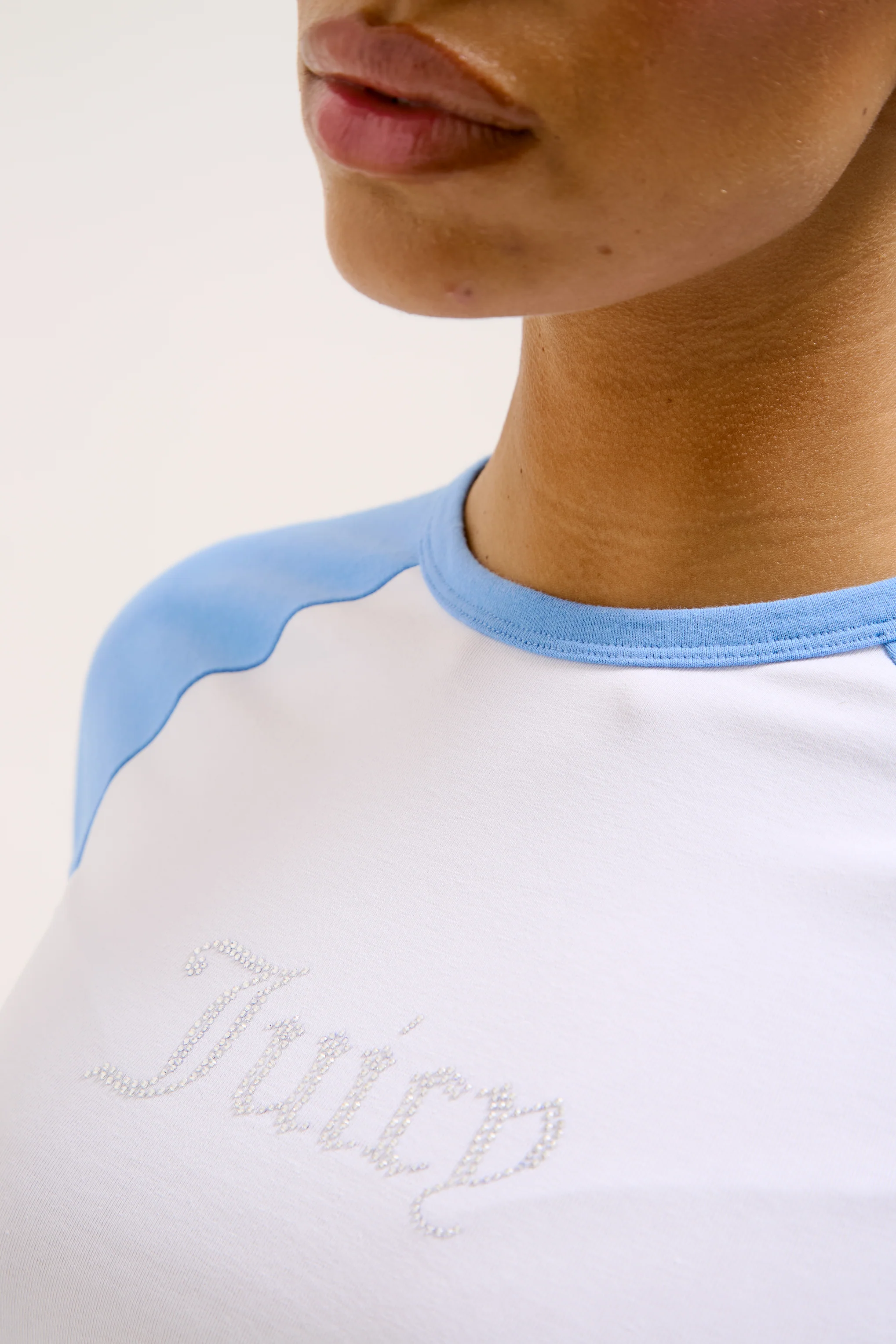 T-Shirt Rayan Bianca con logo strass - Image 5